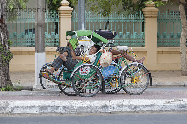 Schlafende Cyclo-Fahrer  Phnom Penh  Kambodscha