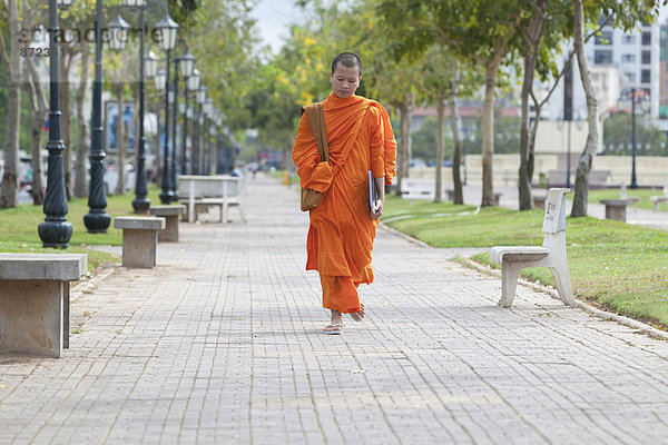 Buddhistischer Mönch unterwegs zu Fuß im Zentrum von Phnom Penh  Kambodscha