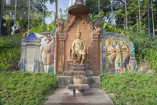 Flachrelief und Statue am Wat Phnom  Phnom Penh  Kambodscha