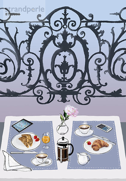 Frühstück  Handy und Tablet-PC auf einem eleganten Balkontisch für zwei