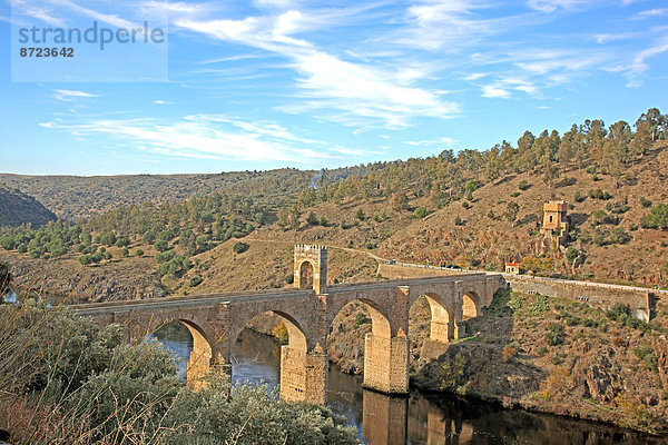 Römische Brücke von Alcántara über den Fluss Tajo  Extremadura  Spanien