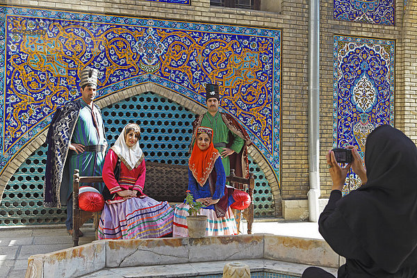 Hochzeitspaare lassen sich in traditioneller Tracht fotografieren  Golestan-Palast  Unesco-Weltkulturerbe  Teheran  Provinz Teheran  Persien  Iran