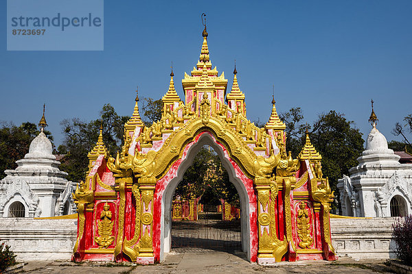 Eingangstor  Tipitaka Chedis oder Stupas  Kuthodaw Paya oder Pagode  Tempelanlage in Mandalay  Mandalay-Division  Myanmar