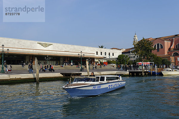 Polizeiboot vor dem Bahnhof Santa Lucia  Cannaregio  Venedig  Venetien  Italien
