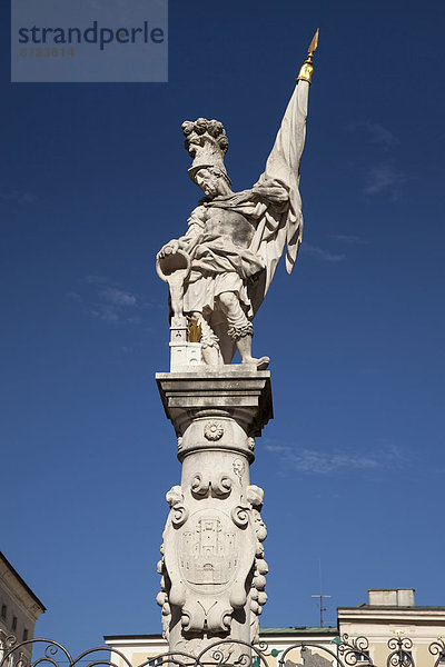 Figur Hl. Florian auf dem Marktbrunnen  auch Florianibrunnen  Salzburg  Salzburger Land  Österreich