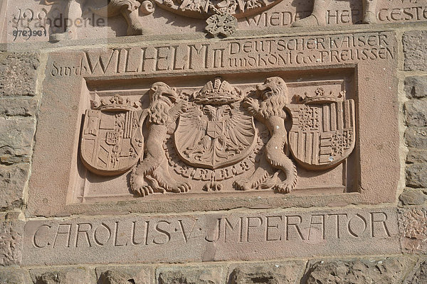 Relief am Eingangsportal der Hohkönigsburg oder Château du Haut-K?nigsbourg  staufische Reichsburg aus dem 12. Jahrhundert  bei Orschwiller  Département Bas-Rhin  Elsass  Frankreich