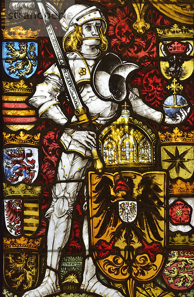 Buntes Glasfenster der Hohkönigsburg  Château du Haut-Koenigsbourg  staufische Reichsburg aus dem 12. Jahrhundert  bei Orschwiller  Département Bas-Rhin  Elsass  Frankreich