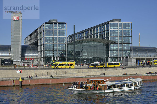 Ausflugsboot auf der Spree  hinten der Hauptbahnhof  Berlin  Deutschland