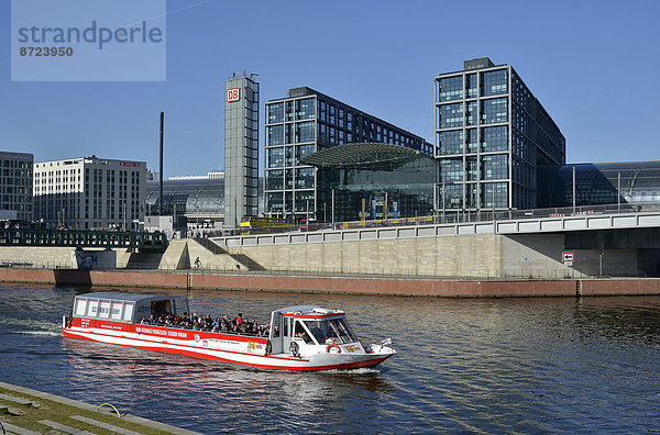 Ausflugsboot auf der Spree  hinten der Hauptbahnhof  Berlin  Deutschland