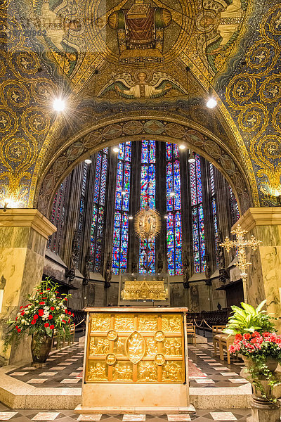 Altar und Chorhalle  Aachener Dom  Unesco-Weltkulturerbe  Nordrhein-Westfalen  Deutschland