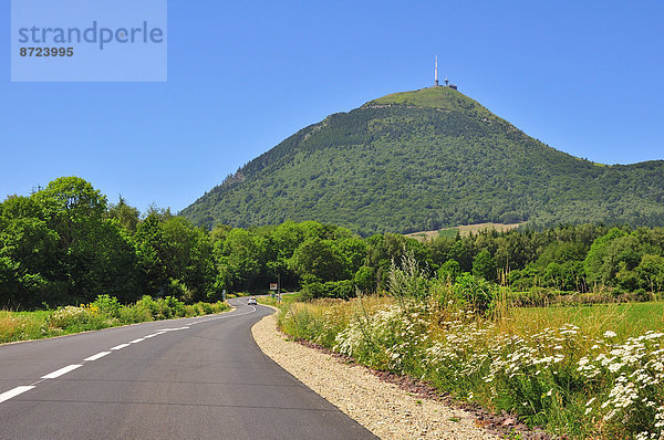 Der Vulkan Puy-de-Dôme mit seinem Sendemast  Puy-de-Dôme  Frankreich