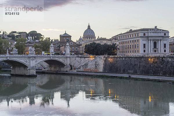 Ausblick von der Ponte Sant'Angelo oder Engelsbrücke über den Tiber zum Petersdom  Rom  Latium  Italien
