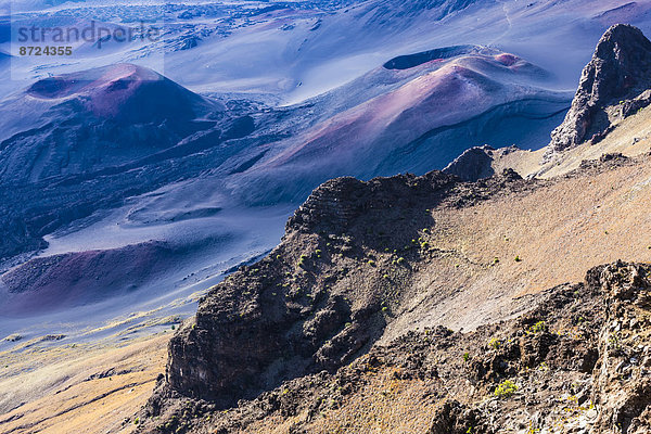 Vulkan-Kraterlandschaft am Haleakala-Gipfel  Maui  Hawaii  Vereinigte Staaten