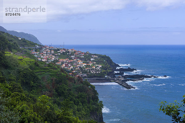 Berg klein Küste Dorf Seitenansicht Madeira Portugal