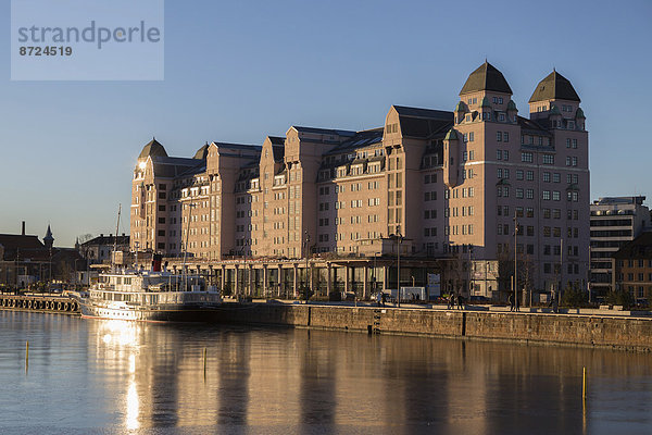 Alte Speicherstadt am Oslofjord im Abendlicht  Oslo  Norwegen