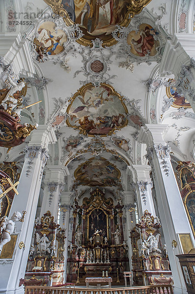 Altarraum und Deckenfresken im Rokokostil  Klosterkirche St. Georg  Isny  Allgäu  Bayern  Deutschland.