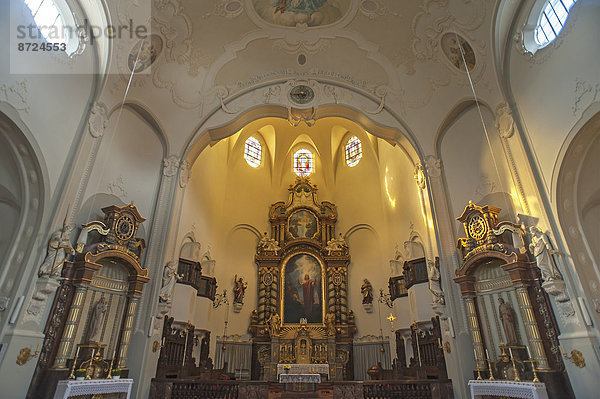Altarraum der Pfarrkirche Peter und Paul  eingeweiht 1981  Lindenberg  Allgäu  Bayern  Deutschland