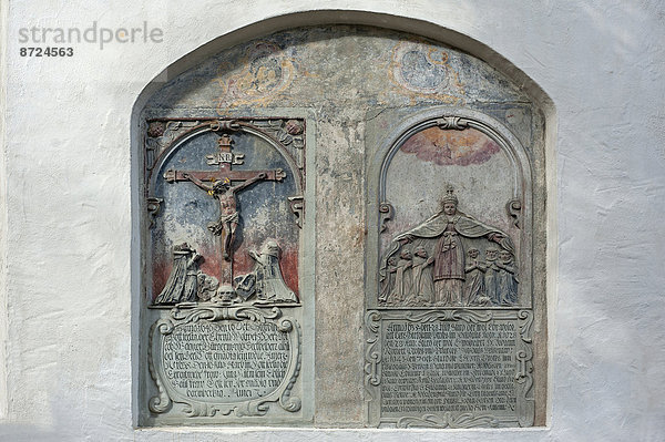Religiöse Relieftafeln an der Sankt Martin Kirche  Wangen  Allgäu  Bayern  Deutschland.