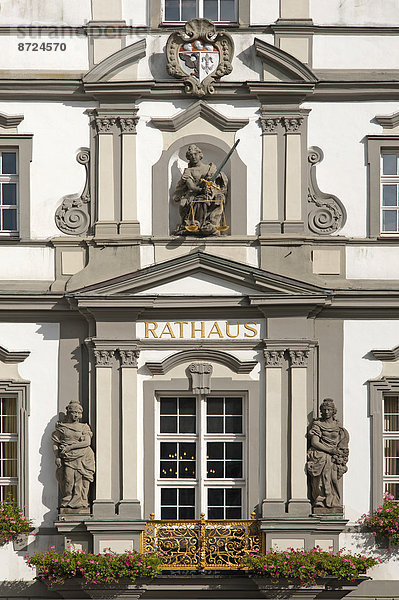 Skulptur der Justitia und das Stadtwappen von Wangen an der barocken Rathausfassade von 1721  Wangen  Allgäu  Bayern  Deutschland.