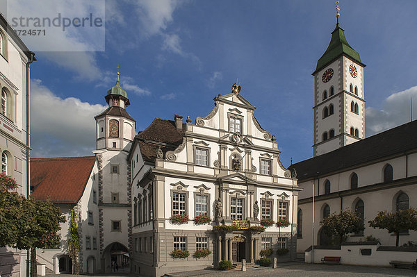 Marktplatz mit barockem Rathaus von 1721  rechts die Sankt Martin Kirche  Marktplatz  Wangen  Allgäu  Bayern  Deutschland.