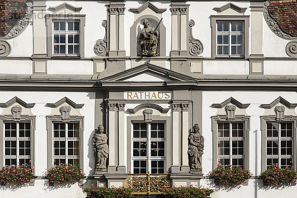 Die barocke Rathausfassade von 1721  oben die Skulptur der Justitia  Wangen  Allgäu  Bayern  Deutschland.