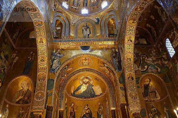 Byzantinisches Mosaik mit Christus Pantokrator über dem Altar in der Cappella Palatina  Palazzo Reale  Palermo  Sizilien  Italien