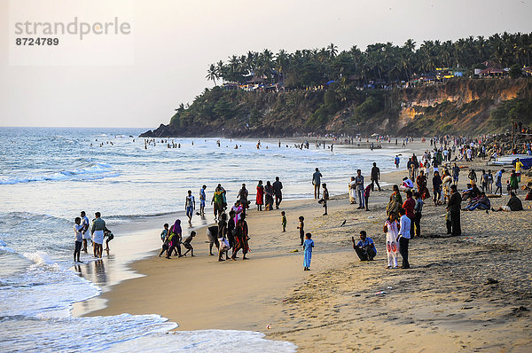 Strand mit roten Klippen  North Cliff  Arabisches Meer  Varkala  Kerala  Südindien  Indien