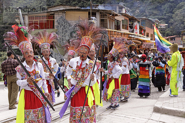 Traditioneller Festumzug in Aguas Calientes  Peru