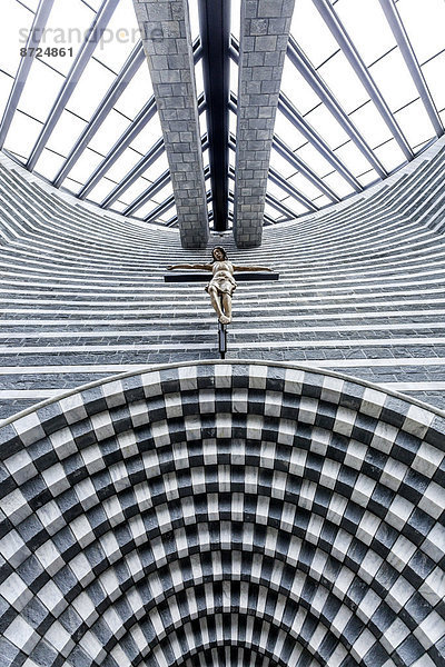 Architekt Kirche Design Kruzifix Granit modern Mogno Schweiz Innenaufnahme Kanton Tessin