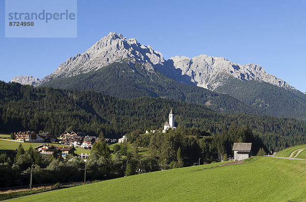 Vierschach mit Pfarrkirche Hl. Magdalena  Pustertal  Sextner Dolomiten  Südtirol  Italien