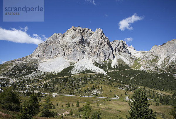 Dolomiten mit Tofane  Lagazuoi in der Mitte  Falzarego-Pass  Region Venetien  Provinz Belluno  Italien