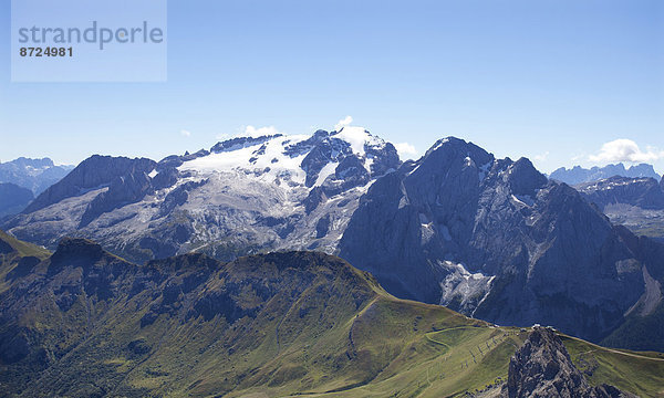 Ausblick zum Marmolata-Gletscher  Sass Pordoi  Passhöhe  Pordoijoch  Sellagruppe  Dolomiten  Provinz Trentino  Italien