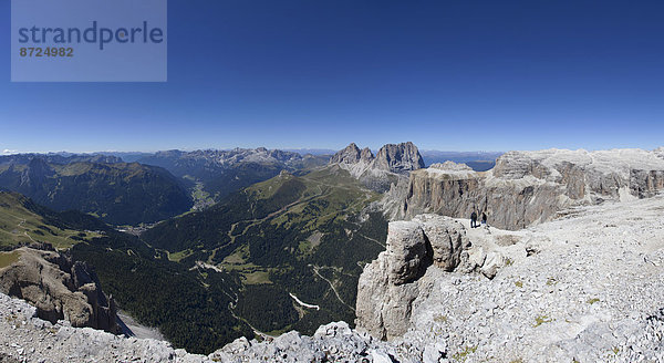 Ausblick Richtung Canazei im Fassatal  Langkofelgruppe in der Mitte  Sass Pordoi  Pordoijoch  Sellagruppe  Dolomiten  Provinz Belluno  Italien