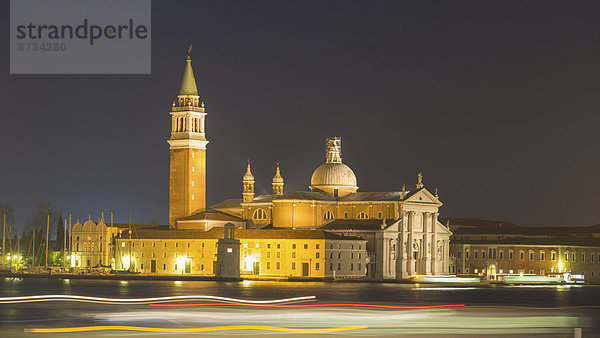 Kirche San Giorgio Maggiore mit Campanile bei Nacht  vorne Leuchtspuren vorbeifahrender Boote  Venedig  Venetien  Italien