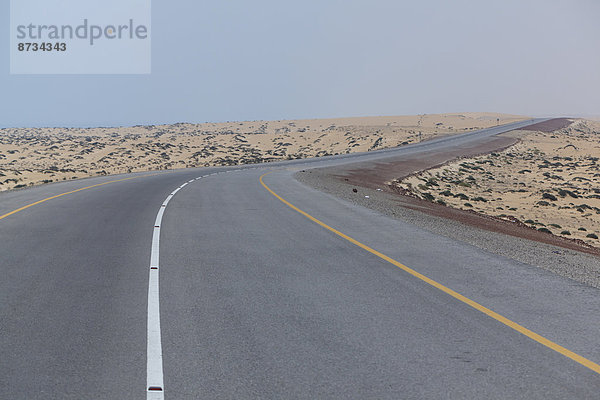 Omanische Autobahn durch die Sandwüste  Ad-Dachiliyya  Oman