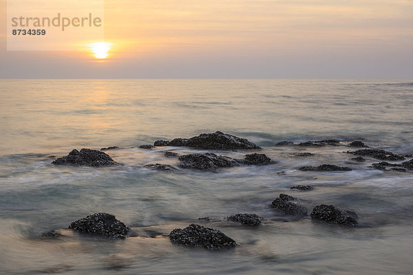 Sonnenaufgang über dem Arabischen Meer  Insel Masira  Oman
