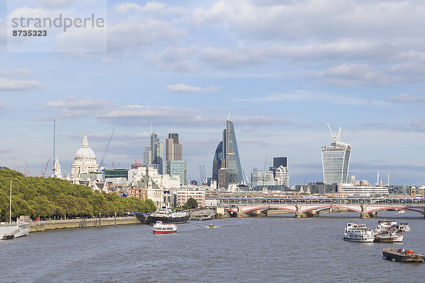 Skyline von London mit der Themse  Ausblick von der Waterloo Bridge  London  England  Großbritannien