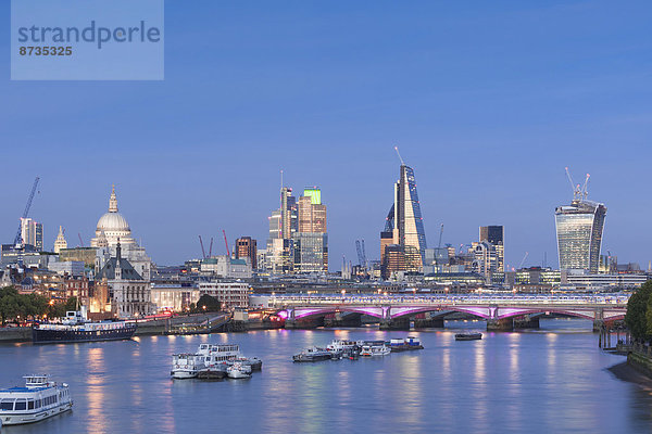 Skyline von London mit der Themse in der Abenddämmerung  London  England  Großbritannien