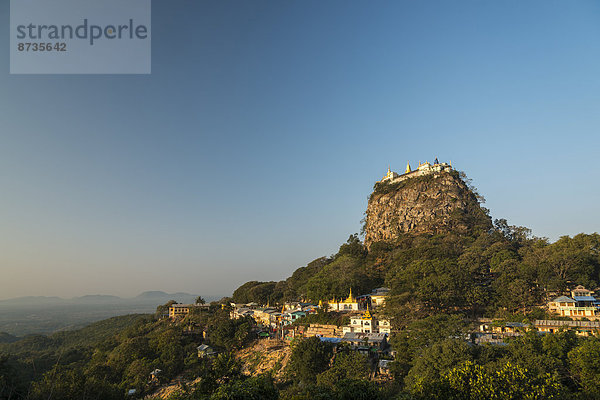 Buddhistisches Kloster  vergoldete Tuyin Taung Pagode auf dem Vulkankegel Taung Kalat  Mount Popa  Mandalay-Division  Myanmar