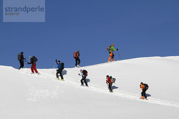 Skitourengruppe im Aufstieg zum Piz Arina  Kanton Graubünden  Schweiz