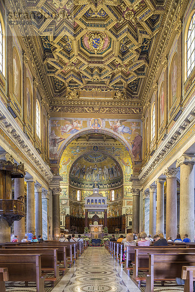 Innenaufnahme der Basilica Santa Maria in Trastevere  Rom  Latium  Italien