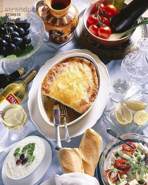 Griechische Nationalküche  Bauernsalat mit Feta  Tzazíki  Mousaká  Retsina