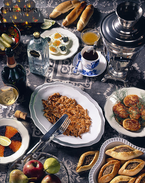 Russische Nationalküche  Kaviar  Pirogen  Kartoffelschnitzel  Boeuf Stroganoff  Eier mit Kaviar  Schwarztee mit Samowar  Wodka