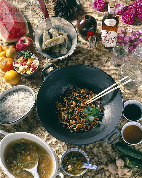 Chinesische Nationalküche  Reisnudeln  Frühlingsrollen  chinesische Nudeln  Mu-Err-Pilze  chinesische Suppe  Pflaumenwein