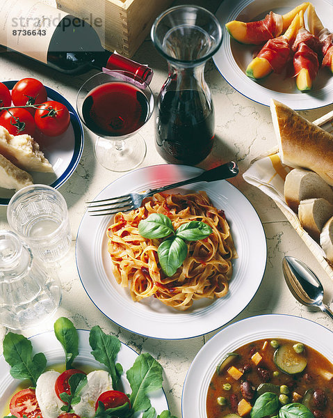 Italienische Nationalküche  Tagliatelle mit Tomatensauce  Parmesankäse  Mozzarella  Minestrone  Parmaschinken mit Melone  Rotwein