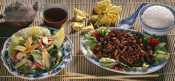 Chinesische Küche  Bambussprossen  eingelegte Pilze  Schweinefleisch süßsauer  Reis  Tee  Bambusstäbchen