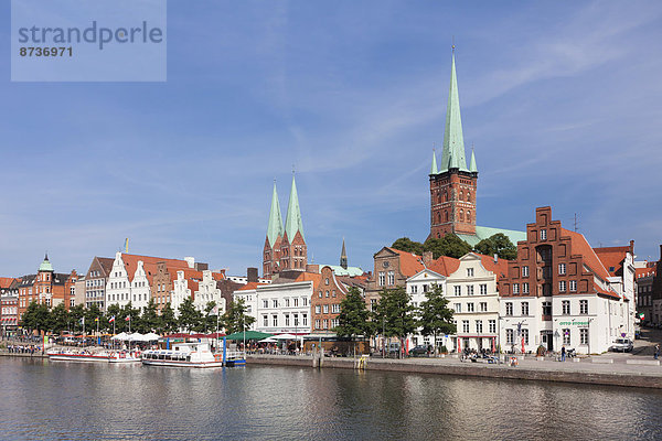 Stadttrave mit der Altstadt von Lübeck  Schleswig-Holstein  Deutschland