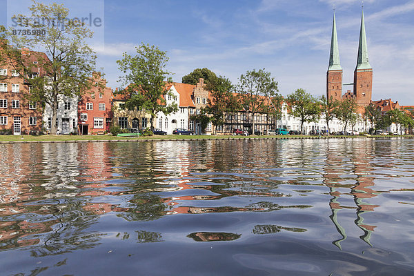 Dom spiegelt sich in der Stadttrave  Lübeck  Schleswig-Holstein  Deutschland