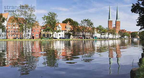 Dom spiegelt sich in der Stadttrave  Lübeck  Schleswig-Holstein  Deutschland