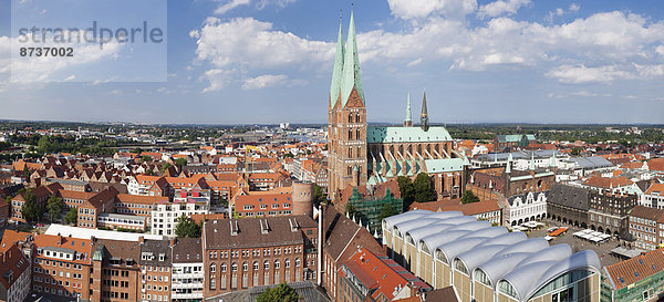 Altstadt mit Marienkirche und Rathaus  Lübeck  Schleswig-Holstein  Deutschland